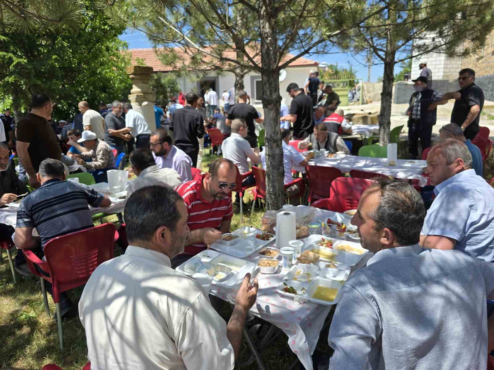 Aşure birliğe sebep oldu, onlarca kişi sofrada buluştu