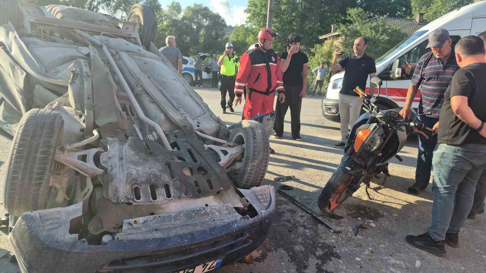 Motosikletin çarptığı otomobil devirildi: 4 yaralı