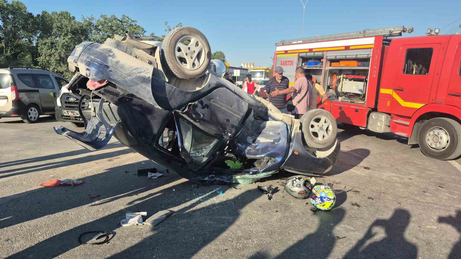 Motosikletin çarptığı otomobil devirildi: 4 yaralı