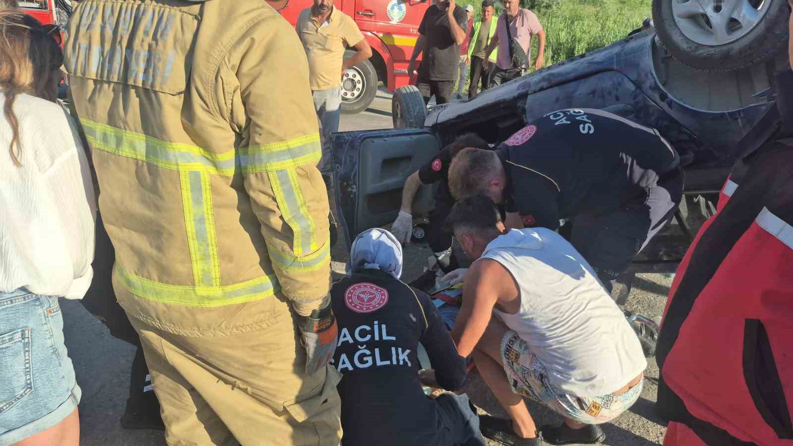 Motosikletin çarptığı otomobil devirildi: 4 yaralı