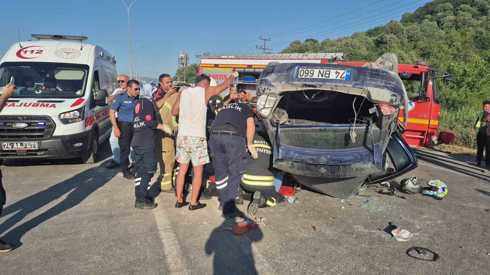 Motosikletin çarptığı otomobil devirildi: 4 yaralı