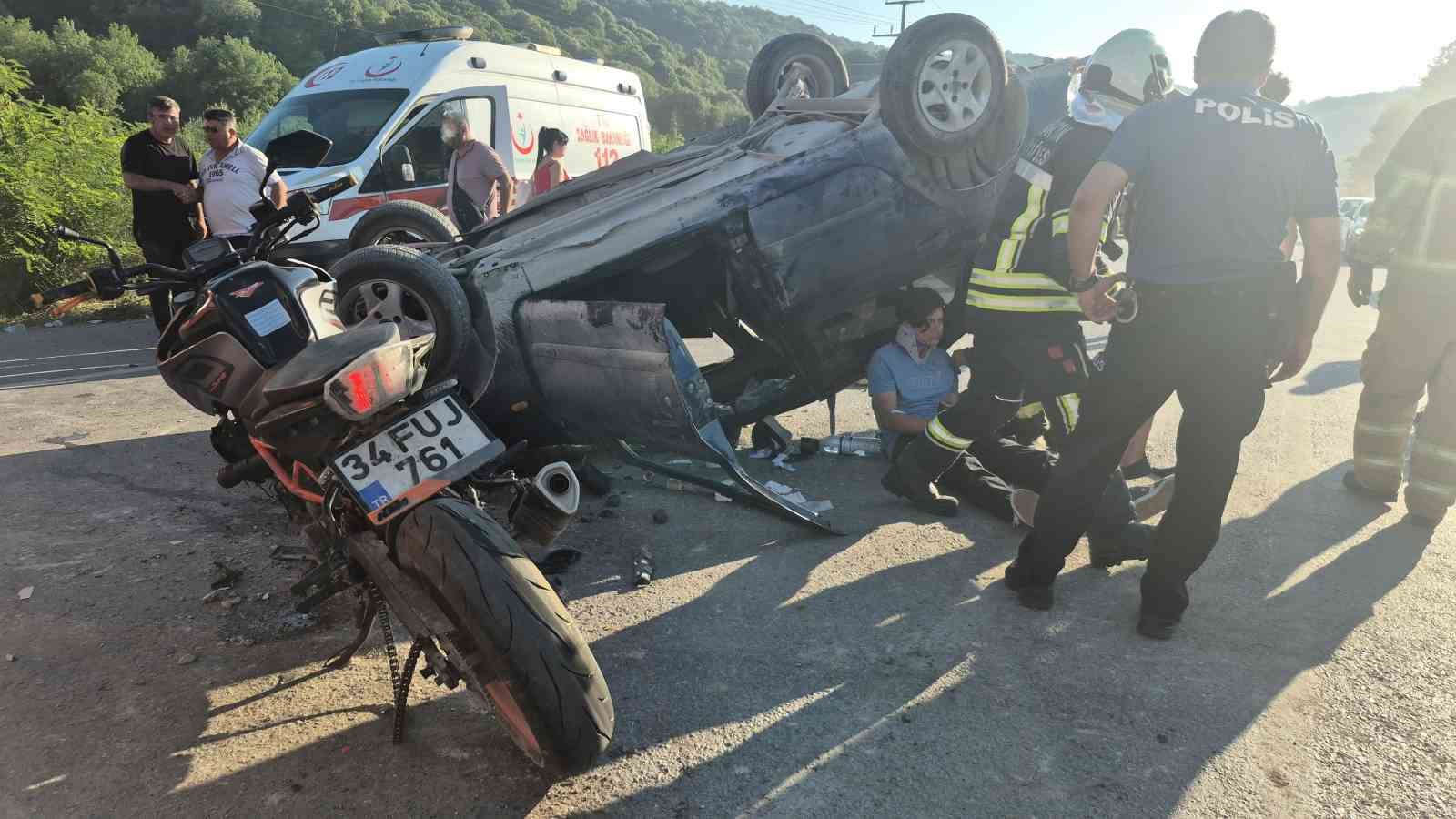 Motosikletin çarptığı otomobil devirildi: 4 yaralı