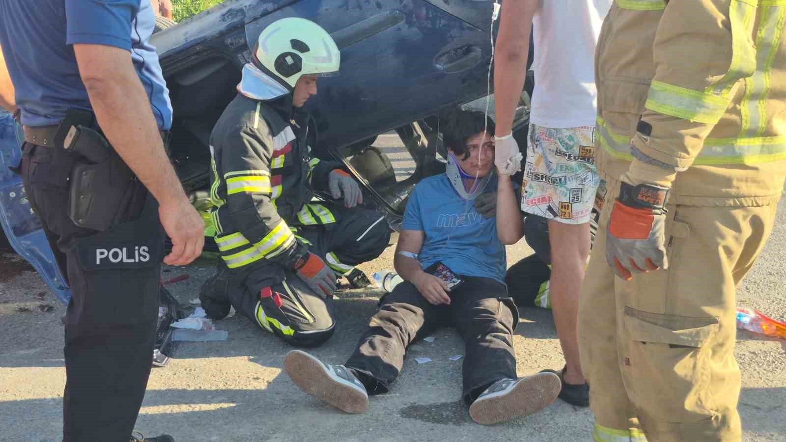 Motosikletin çarptığı otomobil devirildi: 4 yaralı