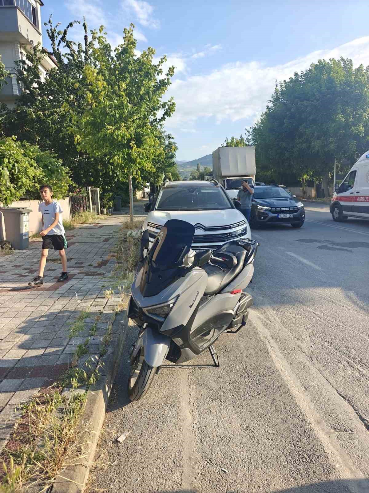 Seyir halindeyken fenalaşan motosiklet sürücüsü park halindeki araca çarptı
