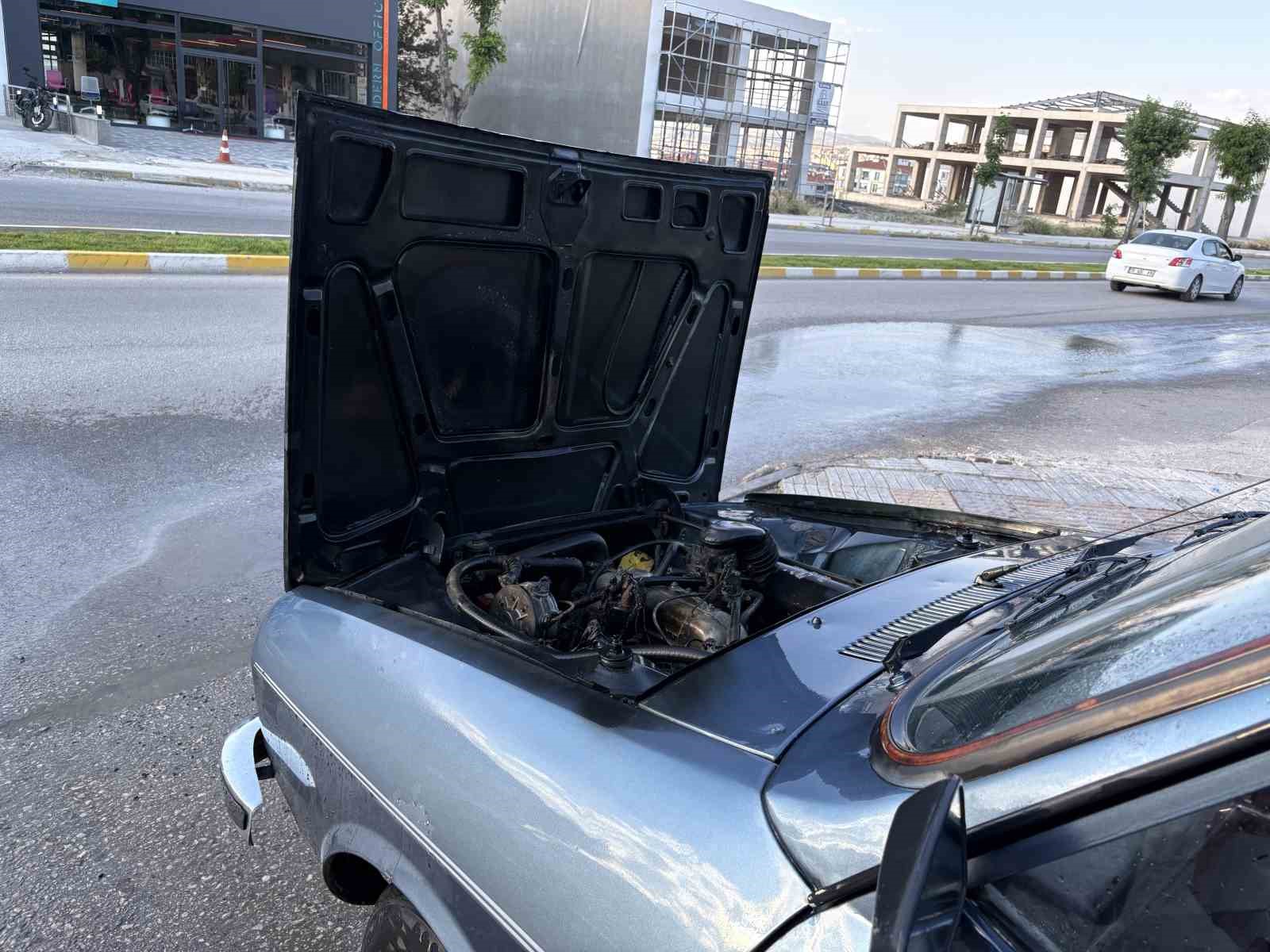 Çorum’da otomobilde çıkan yangını vatandaşlar söndürdü