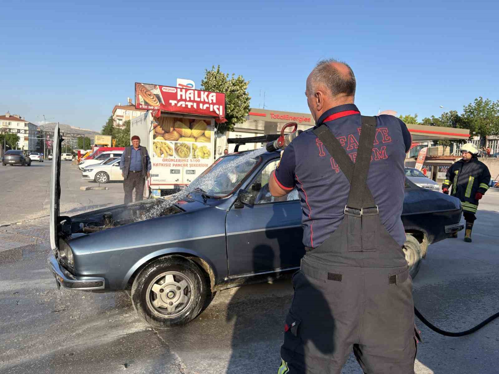 Çorum’da otomobilde çıkan yangını vatandaşlar söndürdü