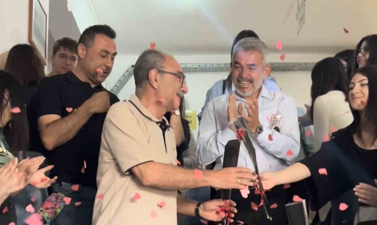 Eğitime adanan 40 yıl: Emekli olan okul müdürüne güllerle veda