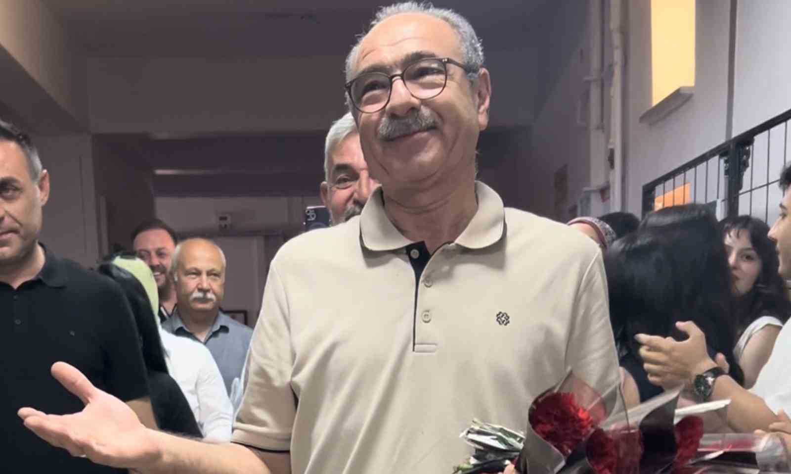 Eğitime adanan 40 yıl: Emekli olan okul müdürüne güllerle veda