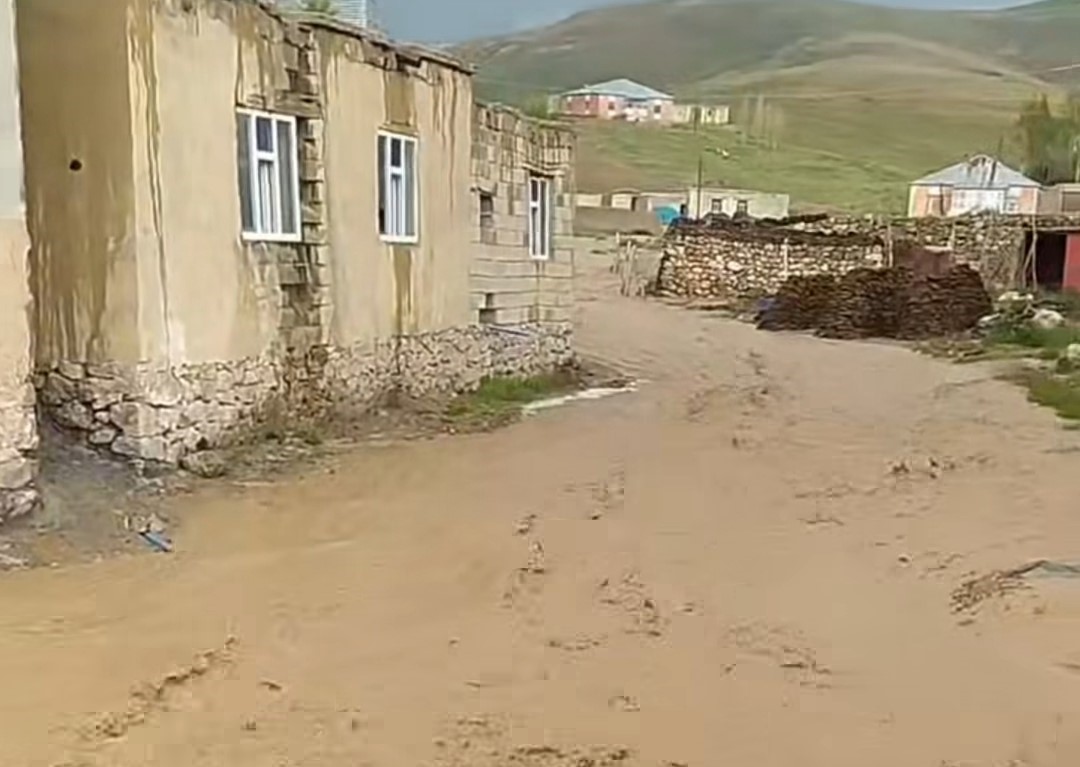 Başkale’de sağanak sonucu sel meydana geldi