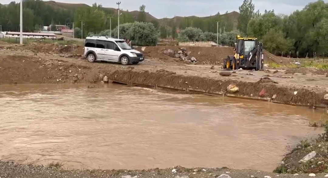 Başkale’de sağanak sonucu sel meydana geldi