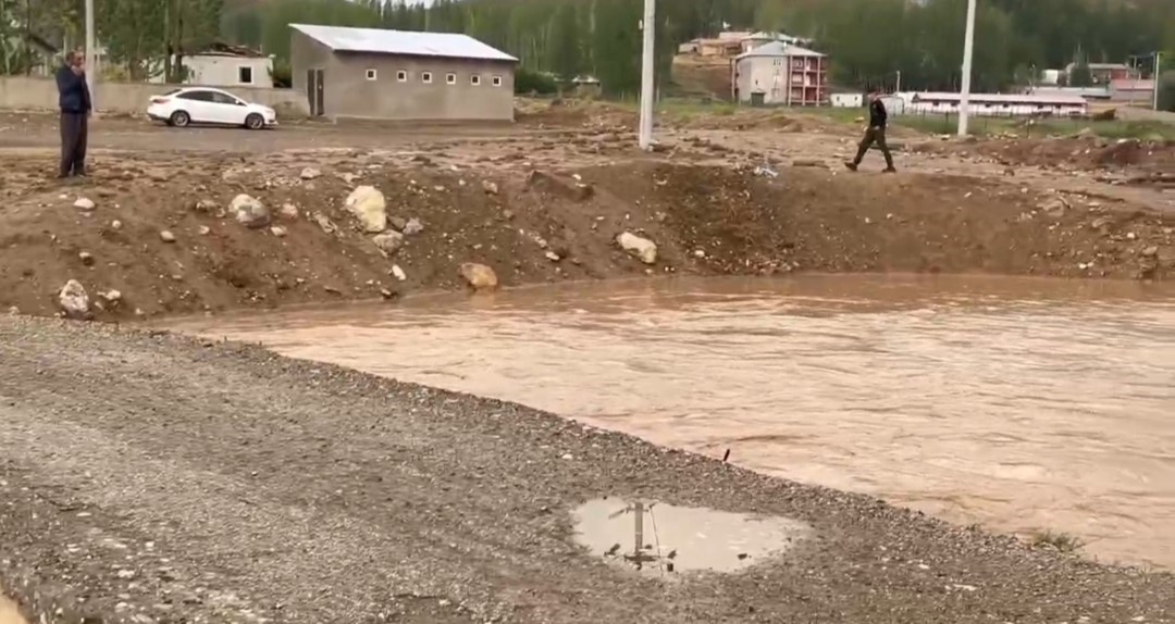 Başkale’de sağanak sonucu sel meydana geldi