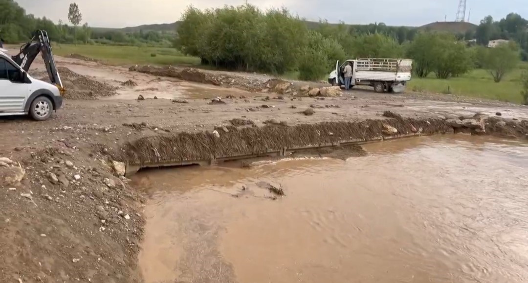 Başkale’de sağanak sonucu sel meydana geldi