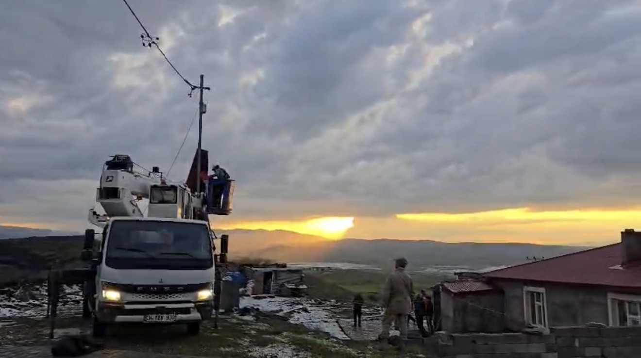 Ağrı’da dolu ve şiddetli rüzgar bir evin çatısını uçurdu