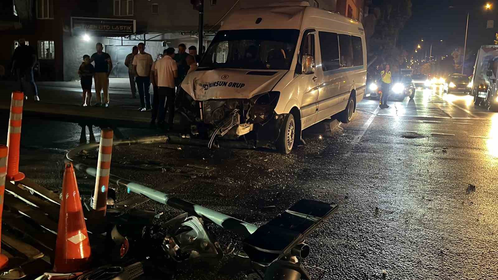 Bursa’da servis minibüsü refüje çıktı: 1 yaralı
