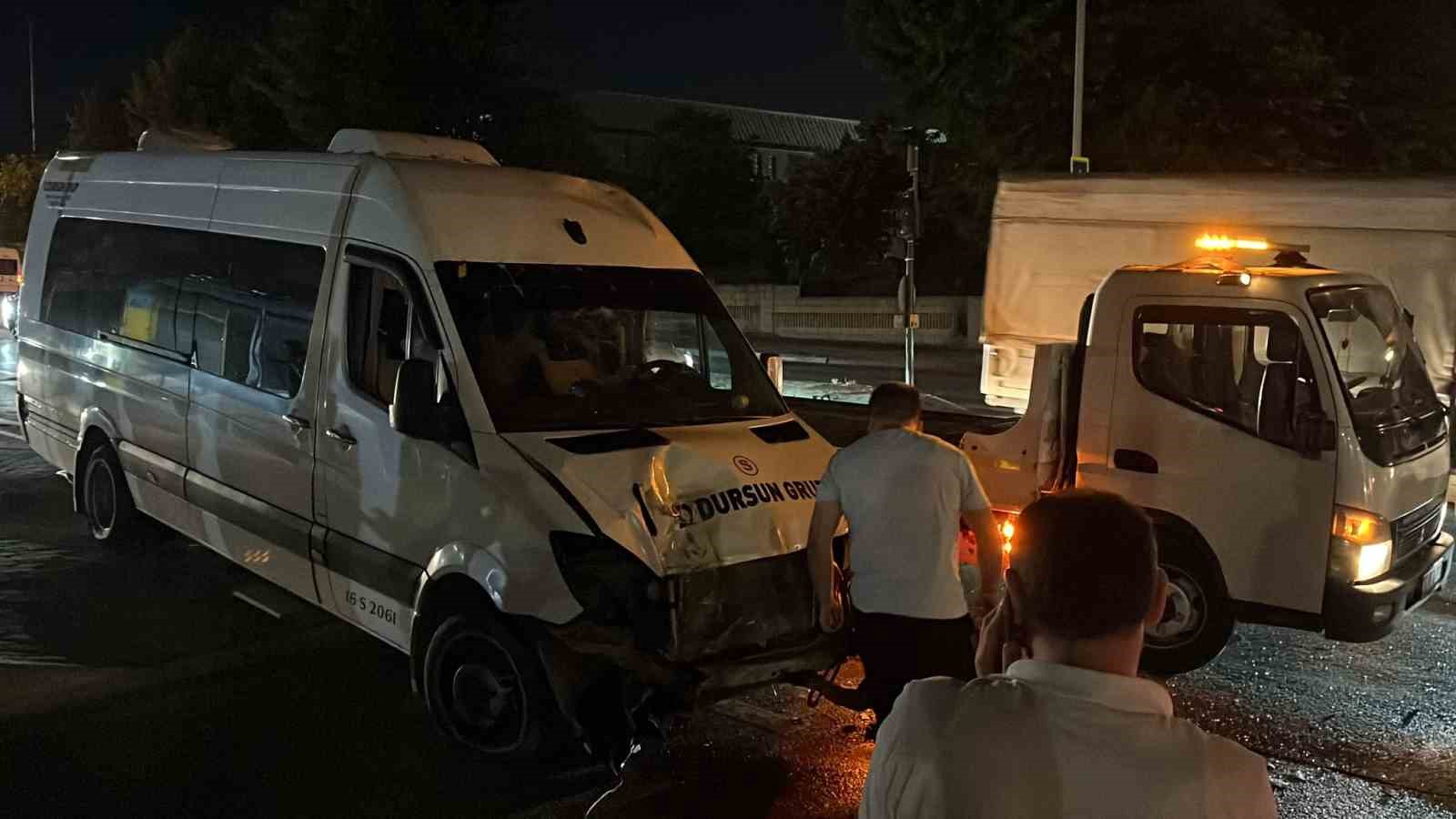 Bursa’da servis minibüsü refüje çıktı: 1 yaralı