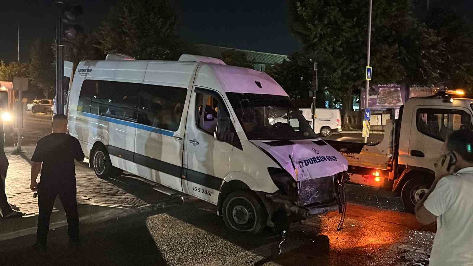 Bursa’da servis minibüsü refüje çıktı: 1 yaralı
