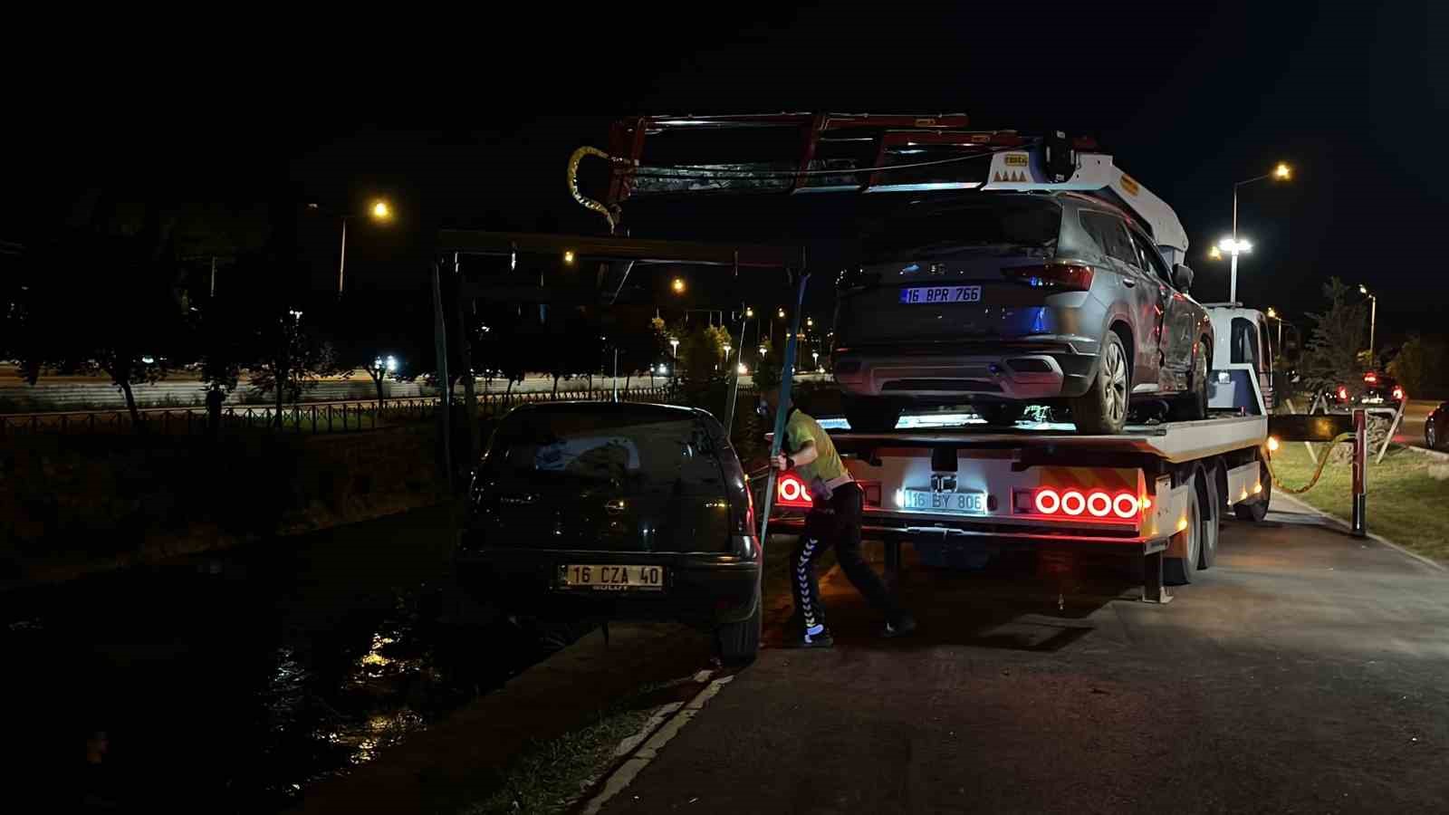 Makas atan otomobille birlikte iki araç dereye uçtu: 6 yaralı