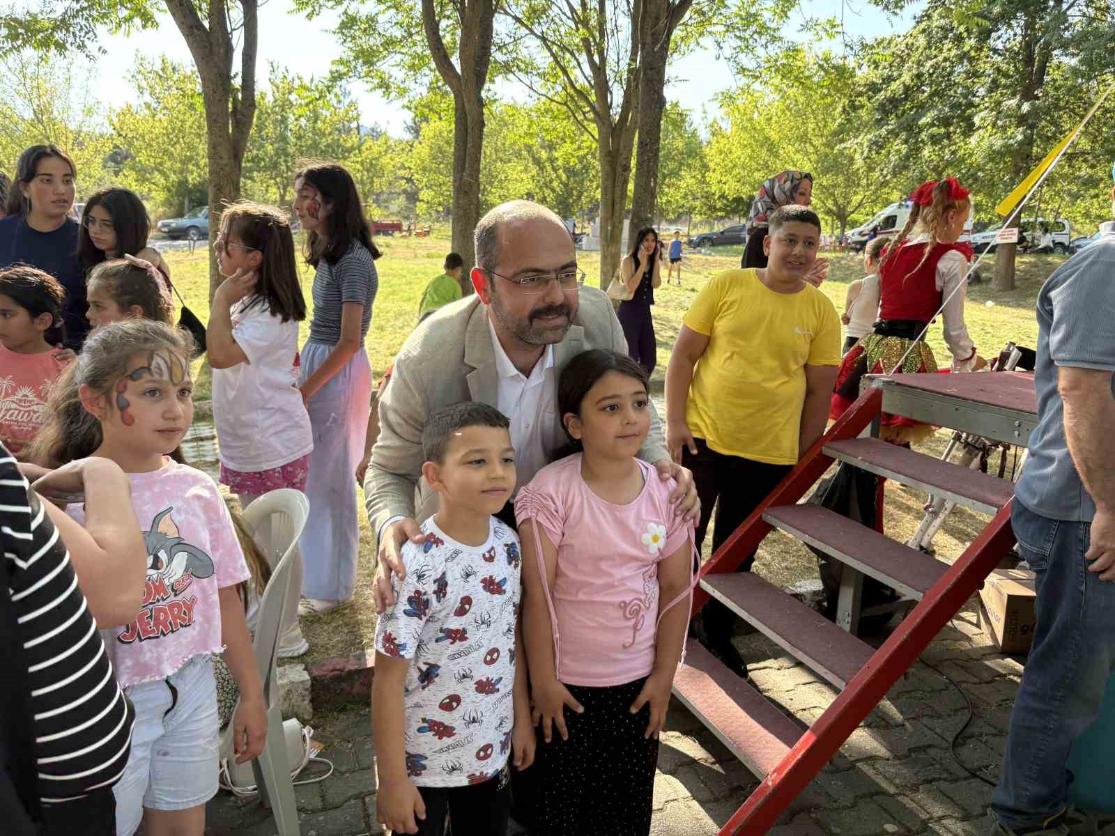 Tosya’da karnesini alan çocuklar yılın stresini şenlikte attı
