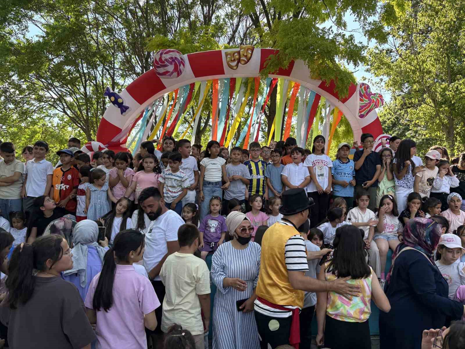 Tosya’da karnesini alan çocuklar yılın stresini şenlikte attı