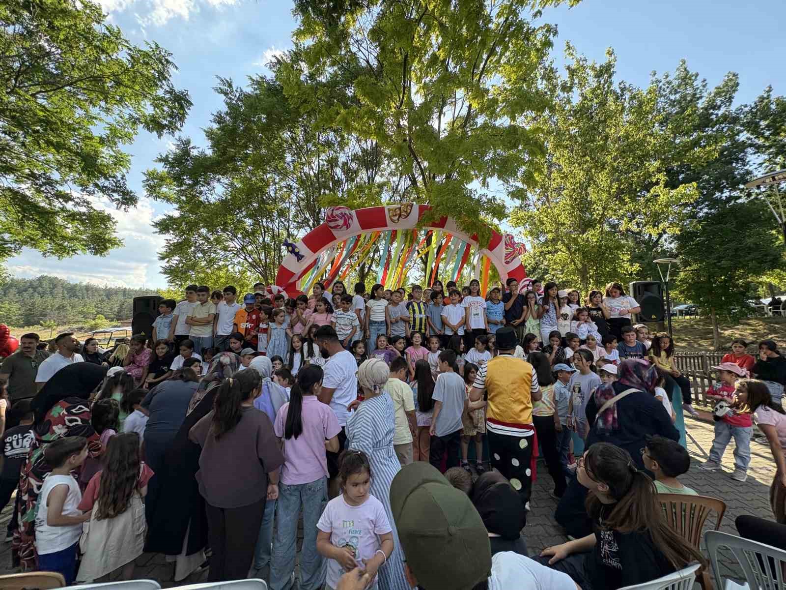Tosya’da karnesini alan çocuklar yılın stresini şenlikte attı