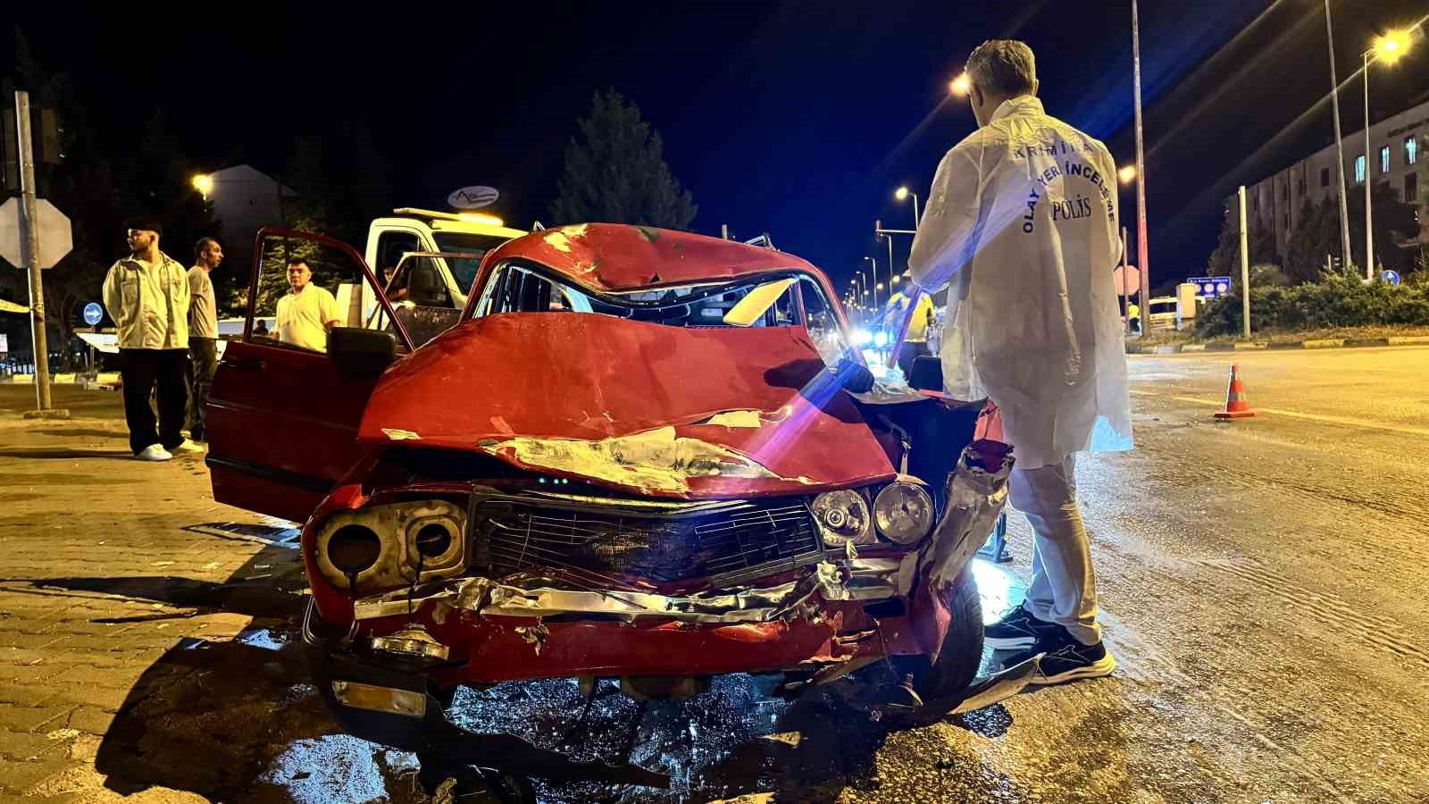 Kırmızı ışık ihlali felaket getirdi: Otomobilin çarptığı motosikletli ağır yaralandı