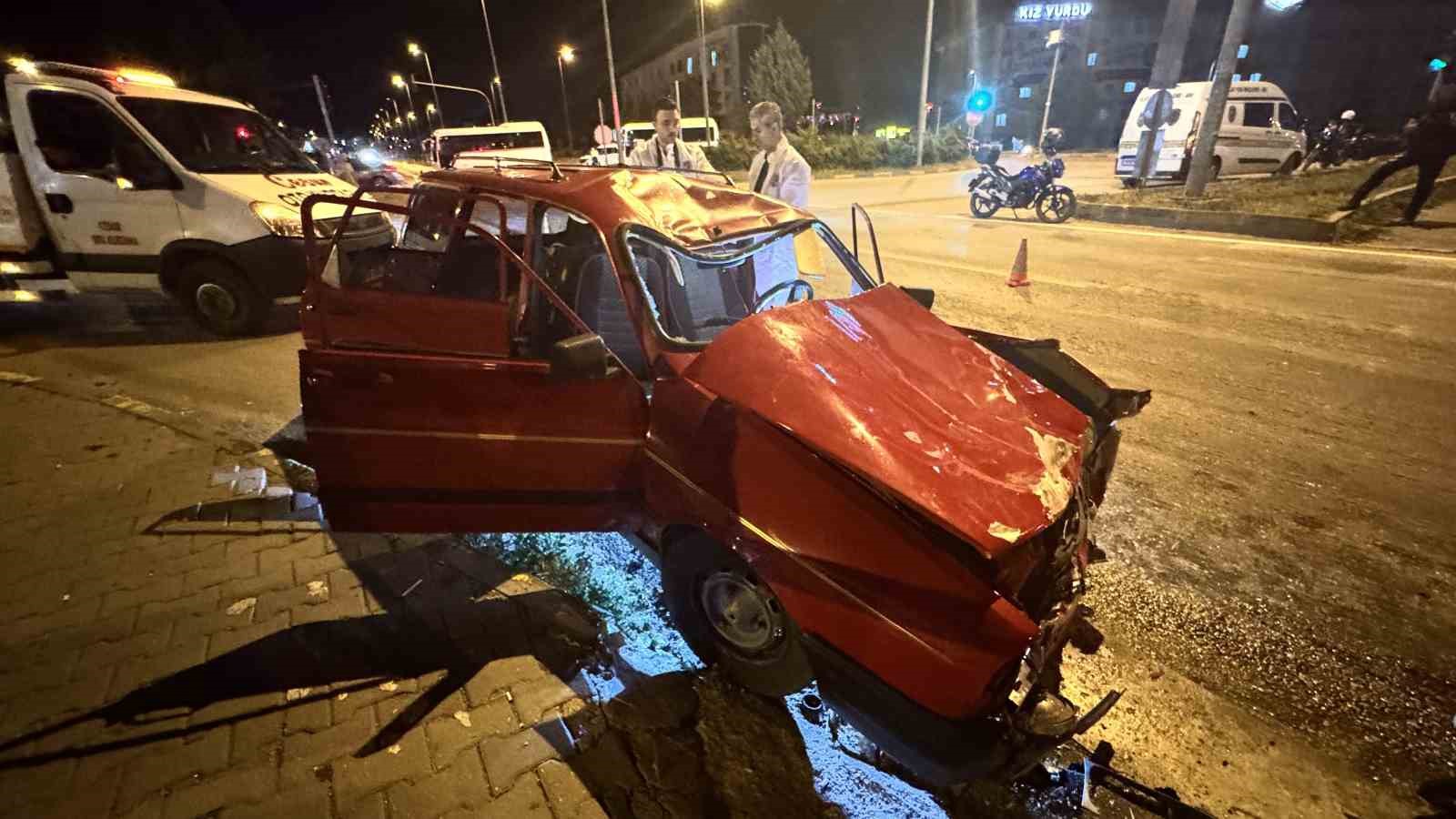 Kırmızı ışık ihlali felaket getirdi: Otomobilin çarptığı motosikletli ağır yaralandı