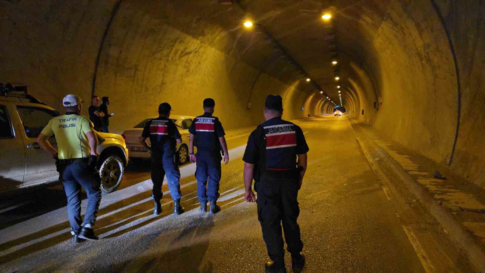 Karabük’te otomobilin çarptığı yaralı ayı tüneli birbirine kattı