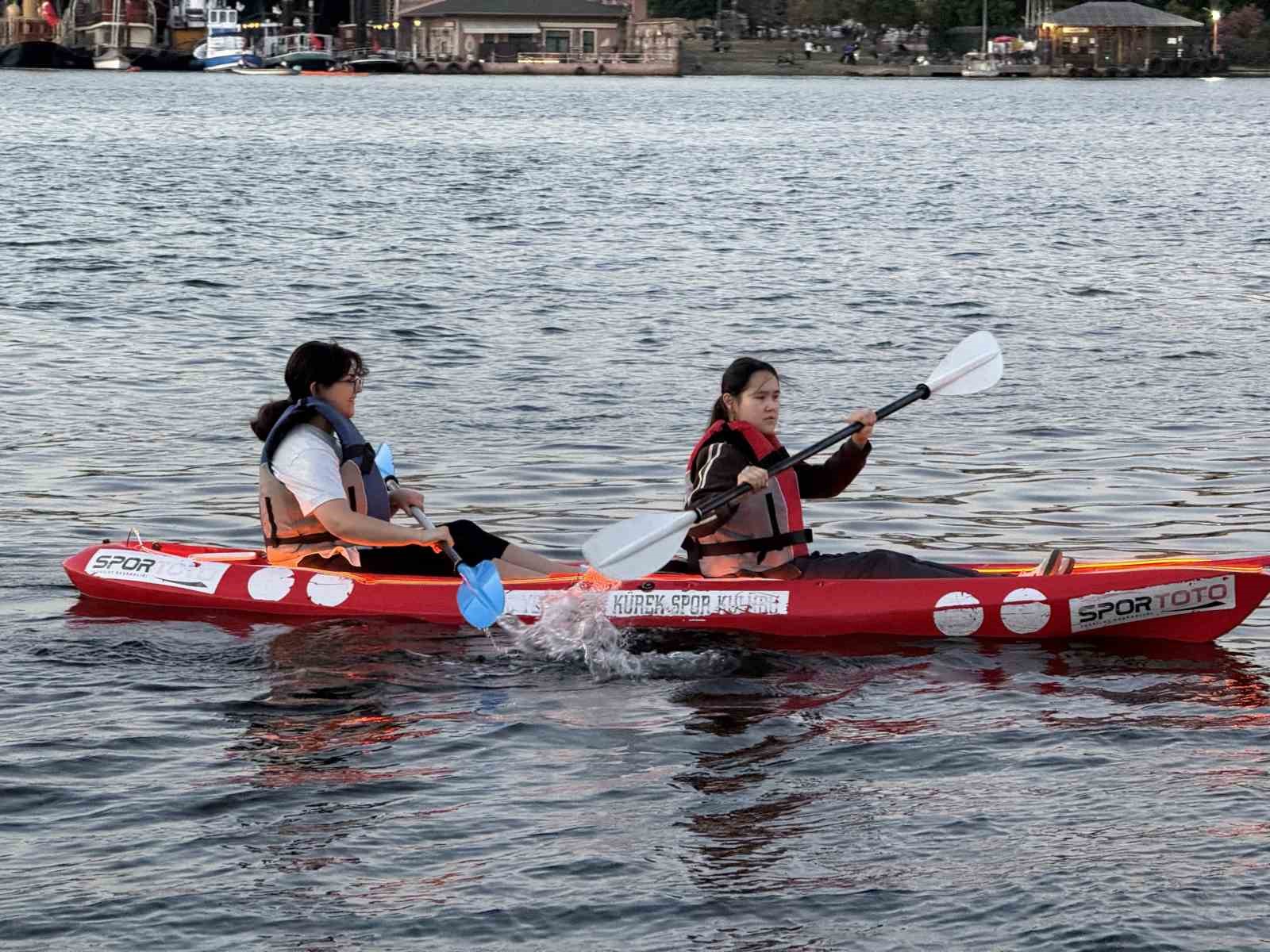 Haliç’te ışıklı kano, görsel şölen havadan görüntülendi