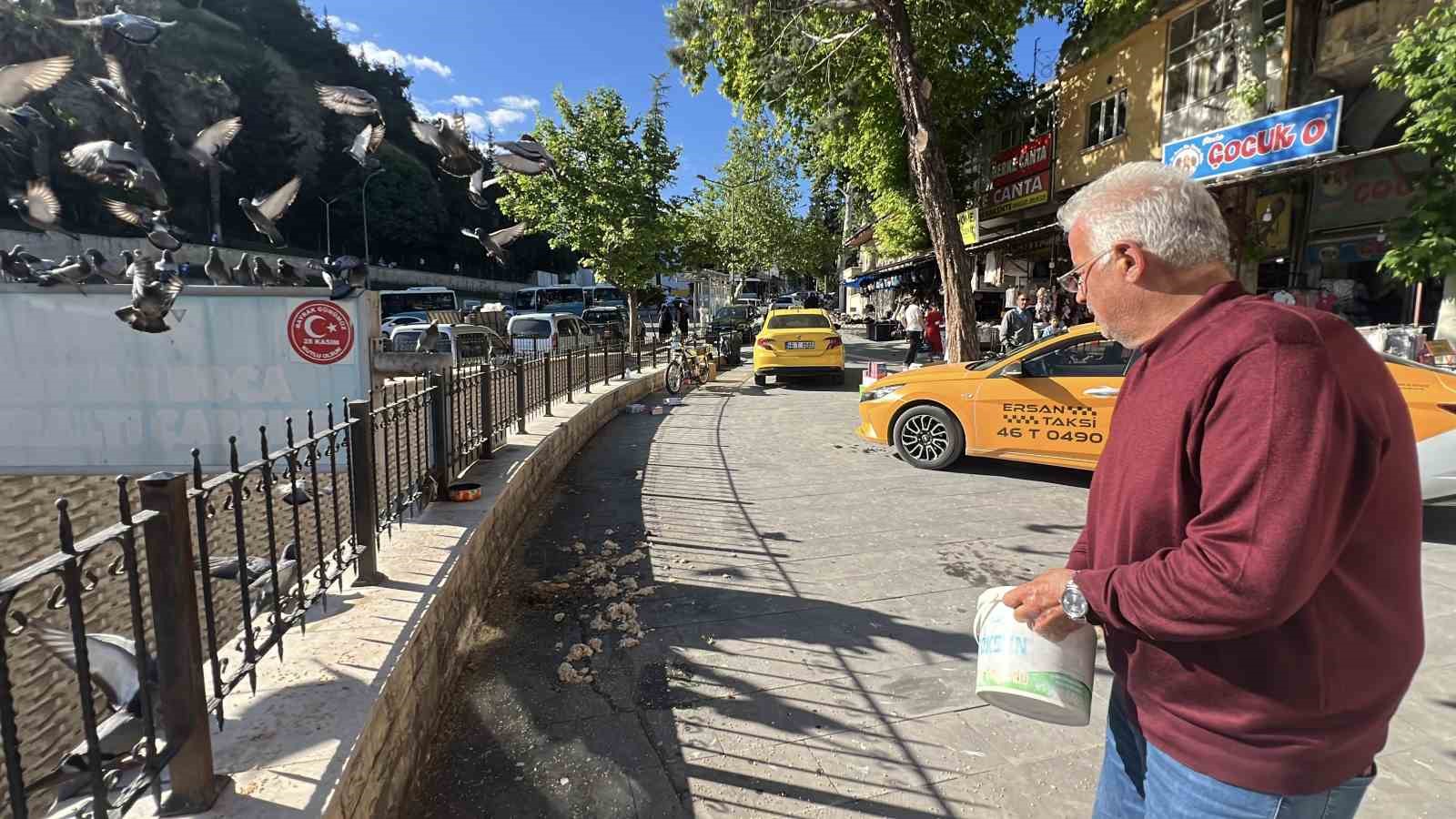 Kahramanmaraş’ta taksici esnafının yol arkadaşı güvercinler
