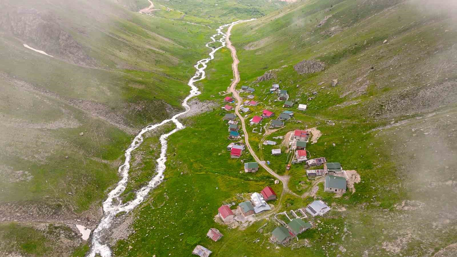 Alpleri andıran manzarasıyla Dulağa Yaylası baharın renklerine büründü