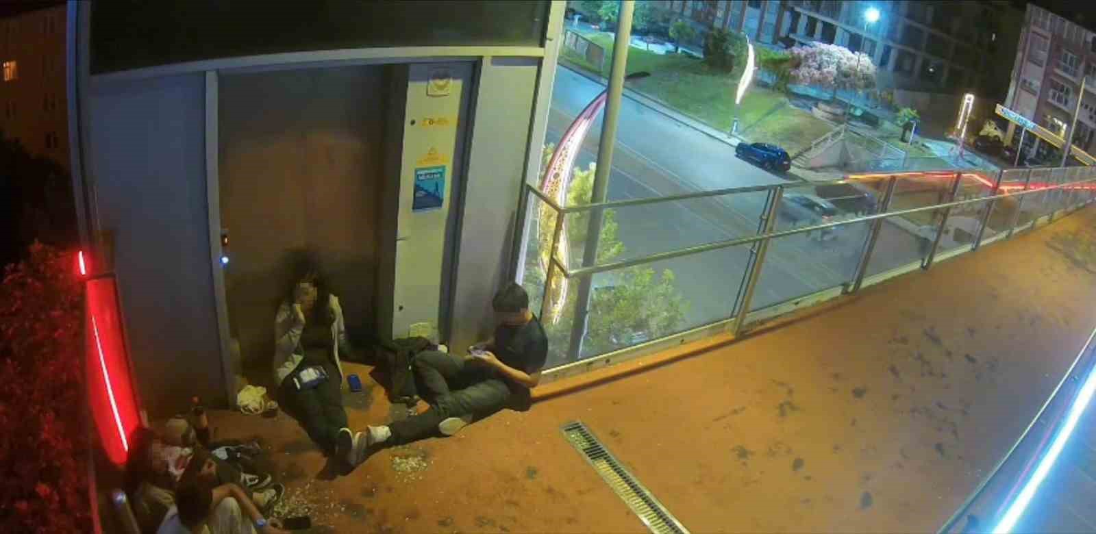 Asansörün önünü kapatıp çekirdek kabuklarını yere attılar