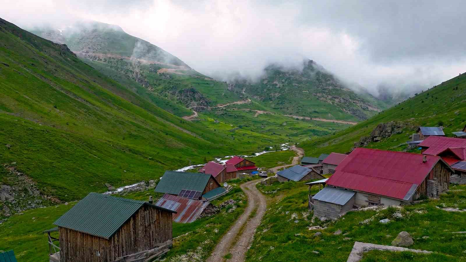 Alpleri andıran manzarasıyla Dulağa Yaylası baharın renklerine büründü