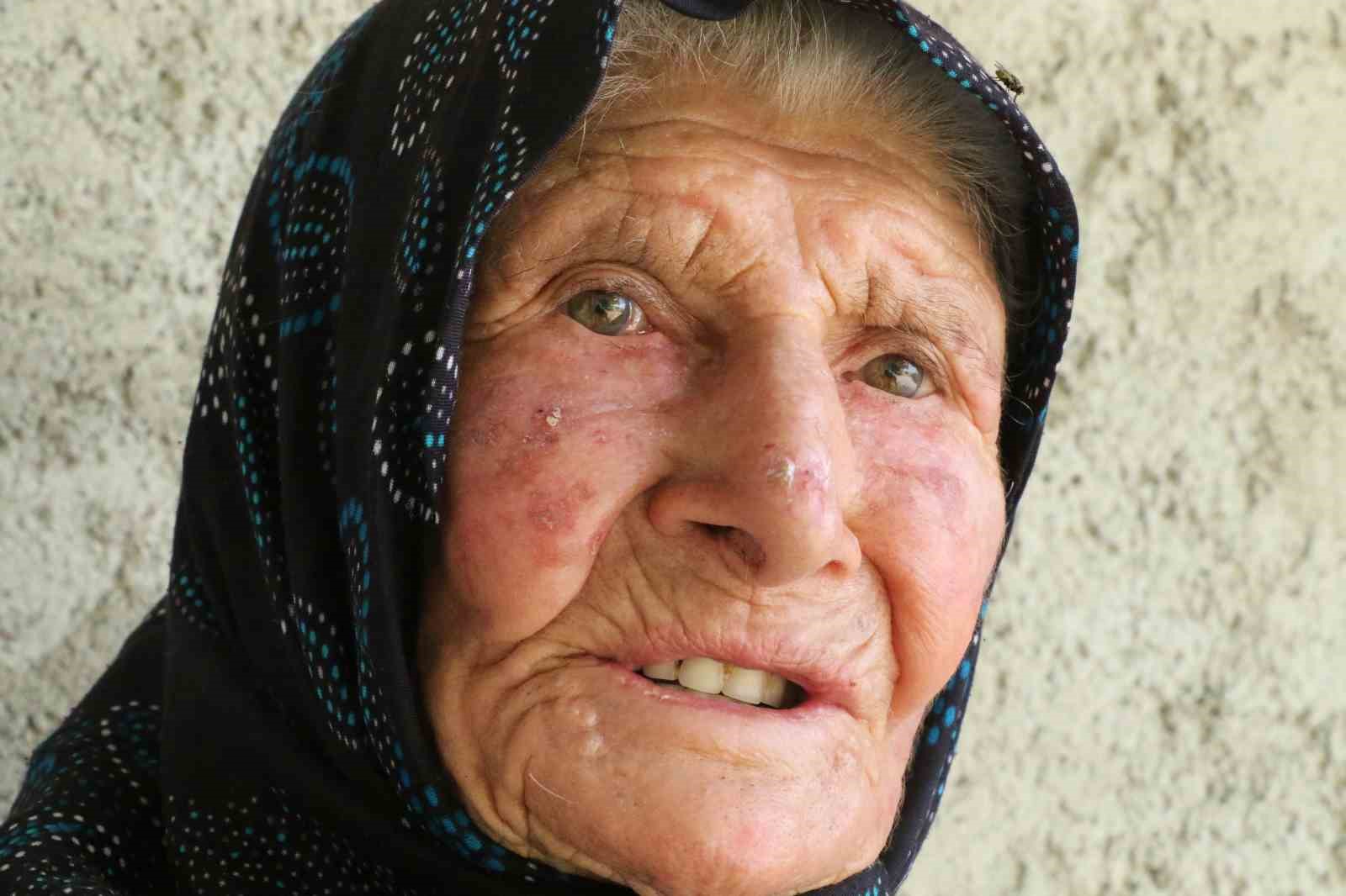 Antalya’nın süper çobanı Emine Nine: 94 yaşında, 90 yıldır keçileriyle dağlarda