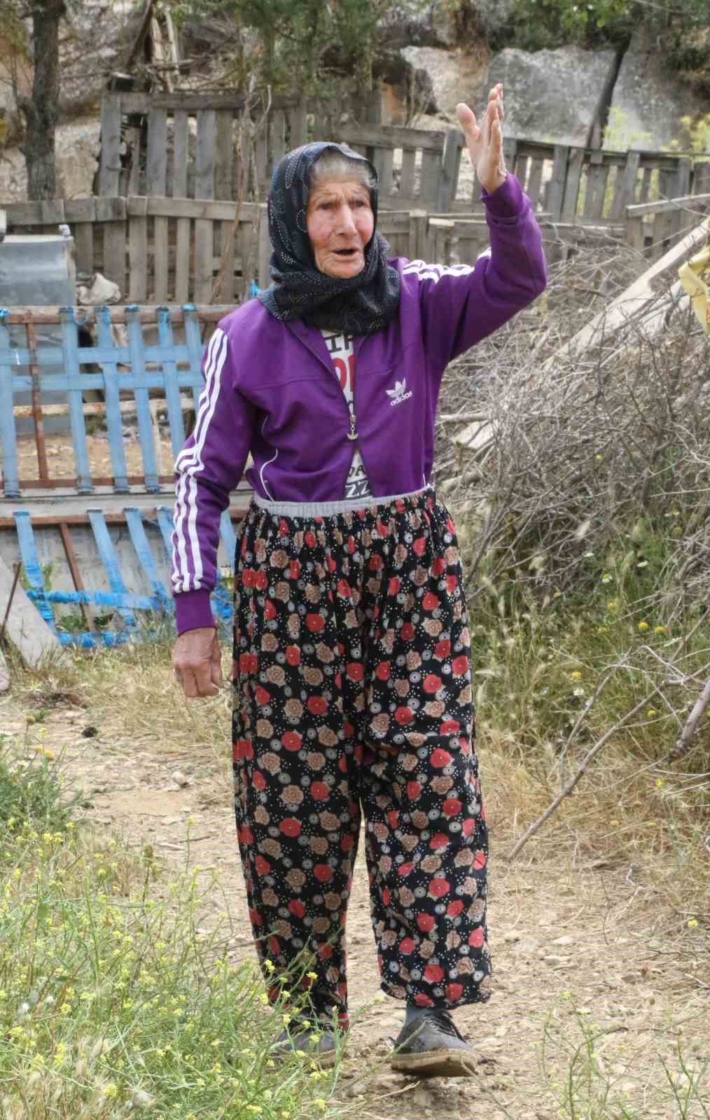 Antalya’nın süper çobanı Emine Nine: 94 yaşında, 90 yıldır keçileriyle dağlarda