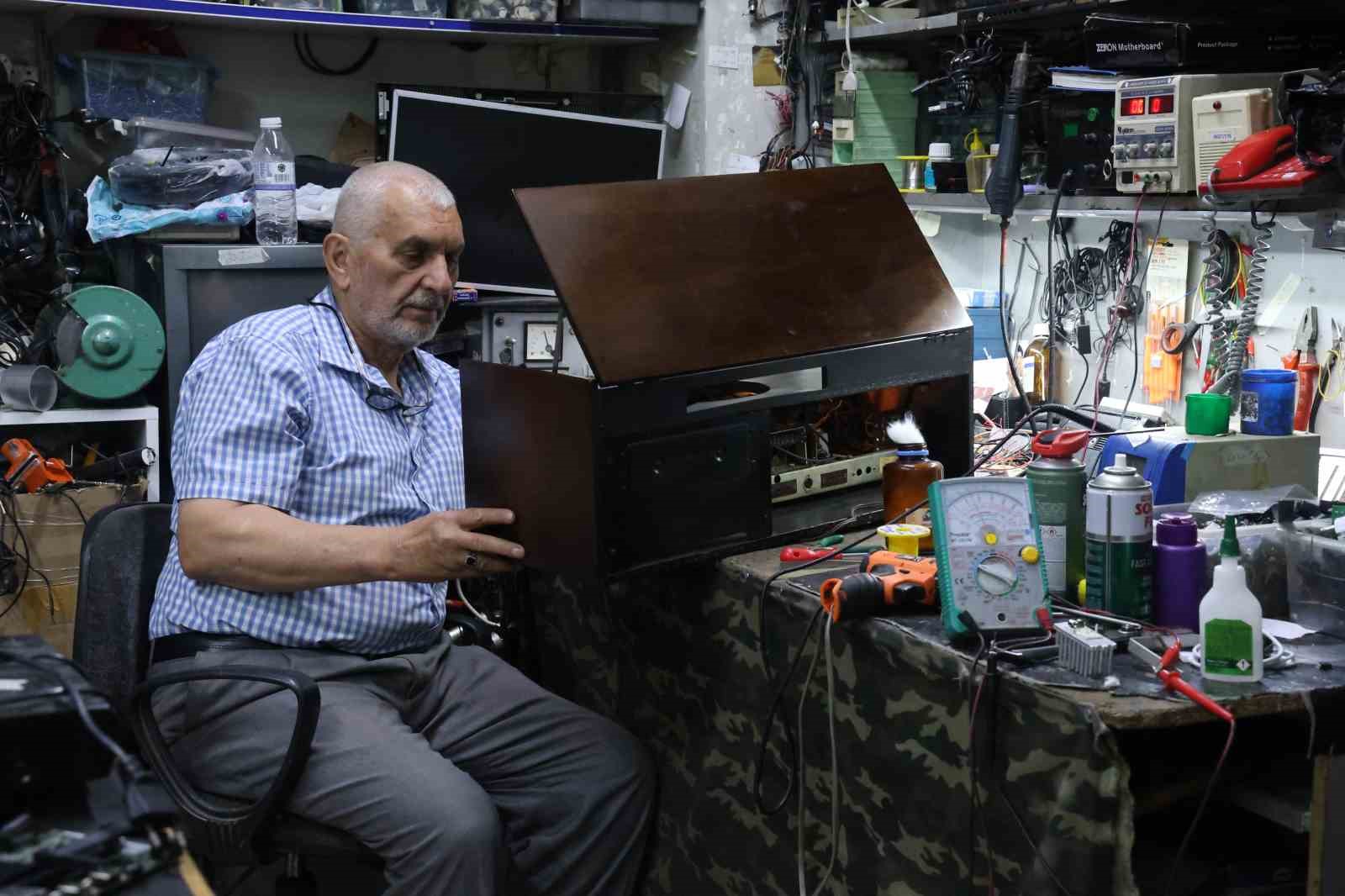 Çöpe atılmasın diye 80-100 yıllık radyoları çalışır hale getiriyor