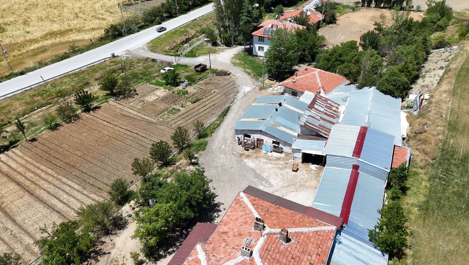 Komşunun kurduğu çitlerden dolayı evine gidecek yol kalmadığını iddia etti