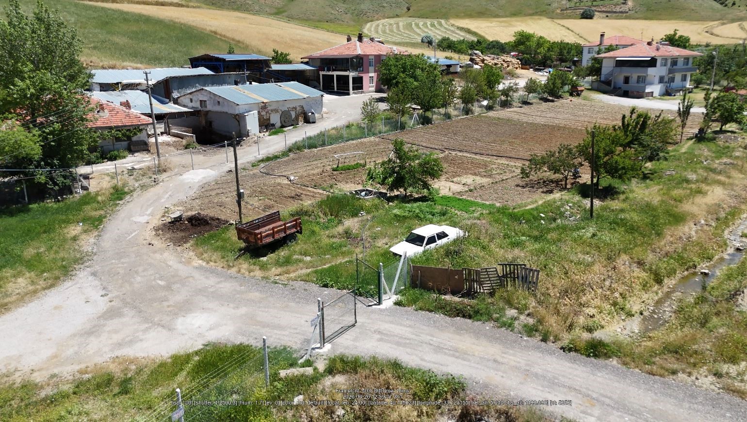 Komşunun kurduğu çitlerden dolayı evine gidecek yol kalmadığını iddia etti