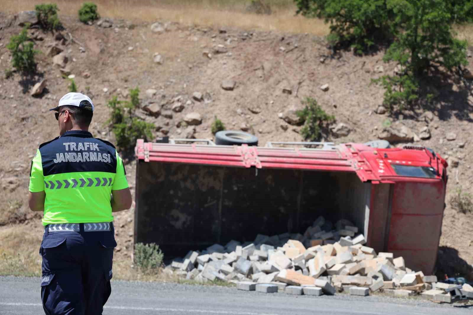 Elazığ’da parke taşı yüklü kamyonet devrildi: 2 yaralı