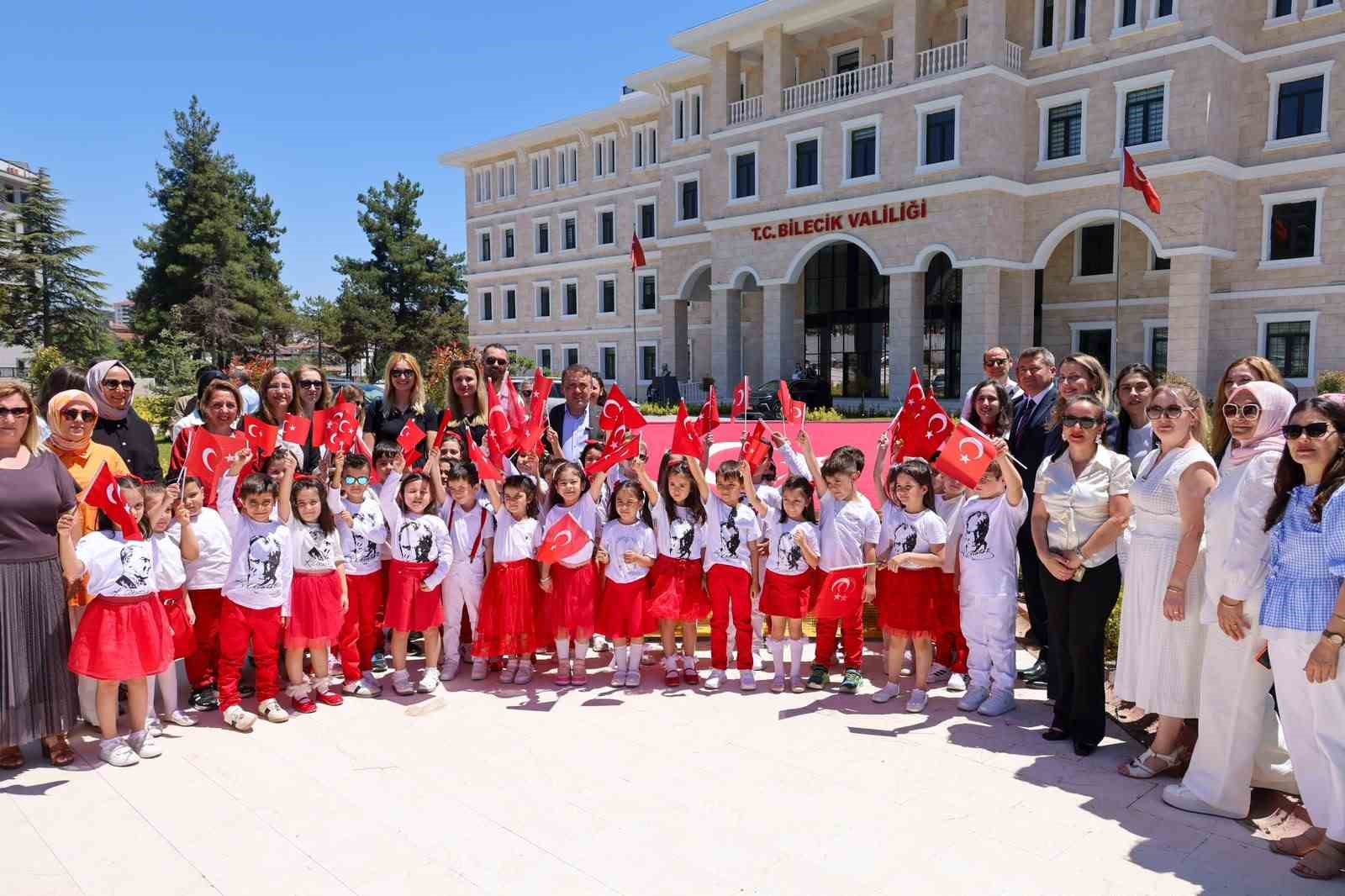 1071 öğrencinin emeğiyle hazırlanan mozaik Türk bayrağı açıldı