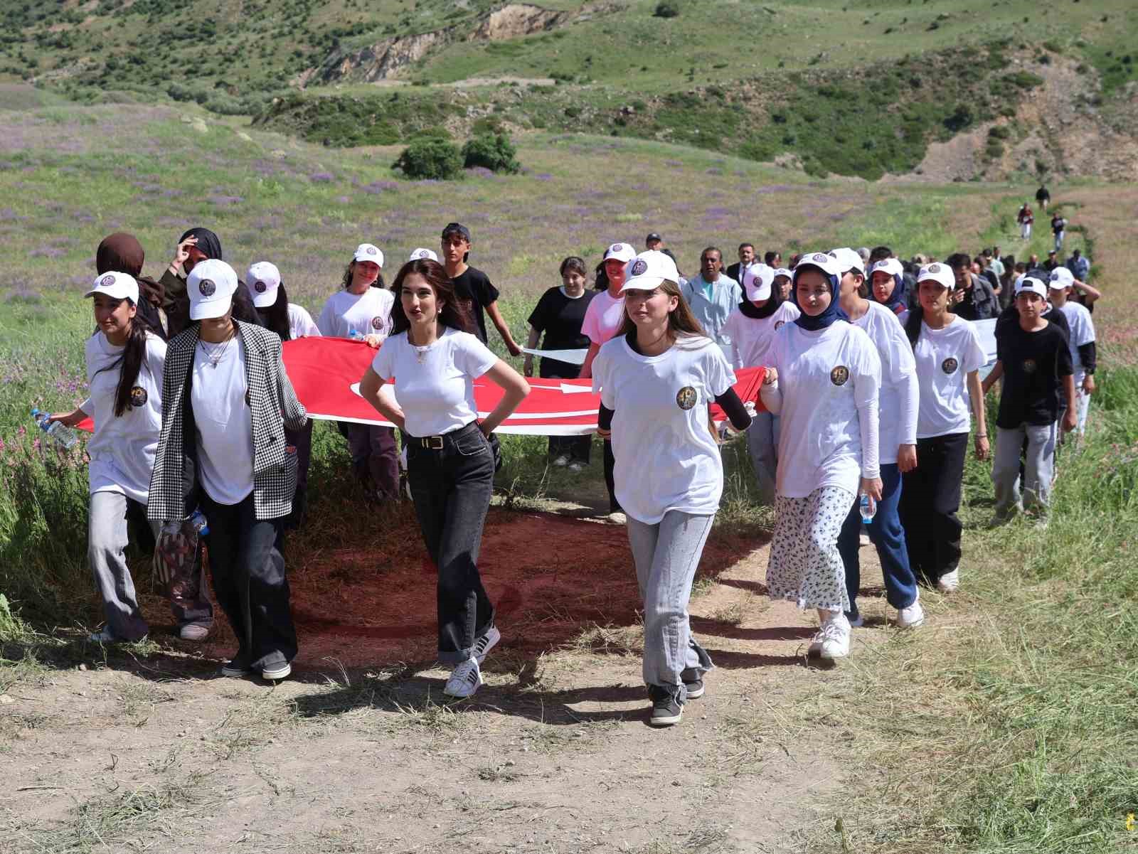 Erzurum’da ’Terörsüz Türkiye’ vizyou: Karayazı Kırk Pencereler ‘de gençler yürüdü, çelik kanatlar nefes kesti