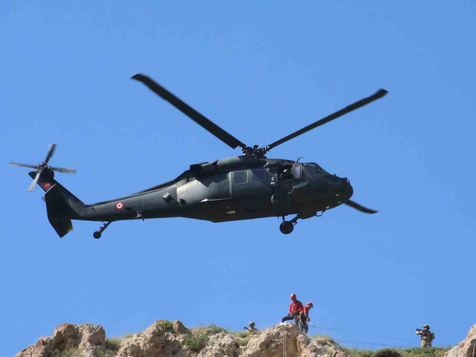 Erzurum’da ’Terörsüz Türkiye’ vizyou: Karayazı Kırk Pencereler ‘de gençler yürüdü, çelik kanatlar nefes kesti