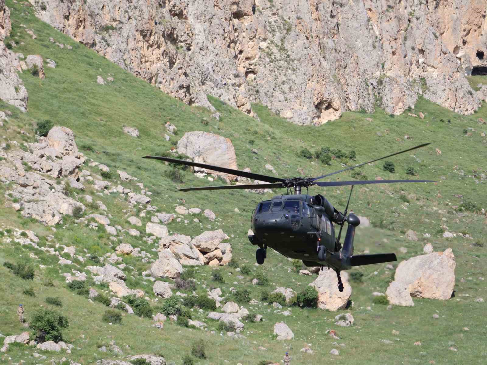 Erzurum’da ’Terörsüz Türkiye’ vizyou: Karayazı Kırk Pencereler ‘de gençler yürüdü, çelik kanatlar nefes kesti
