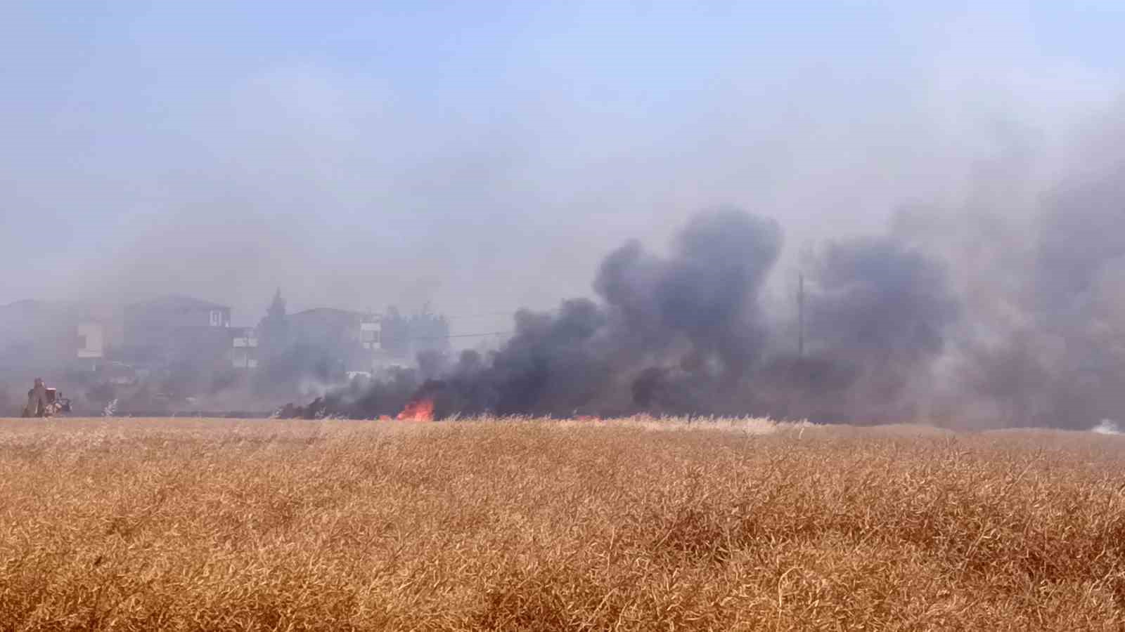 Tekirdağ’da tarım arazisinde başlayan yangın: Alevler 4 farklı noktaya sıçradı