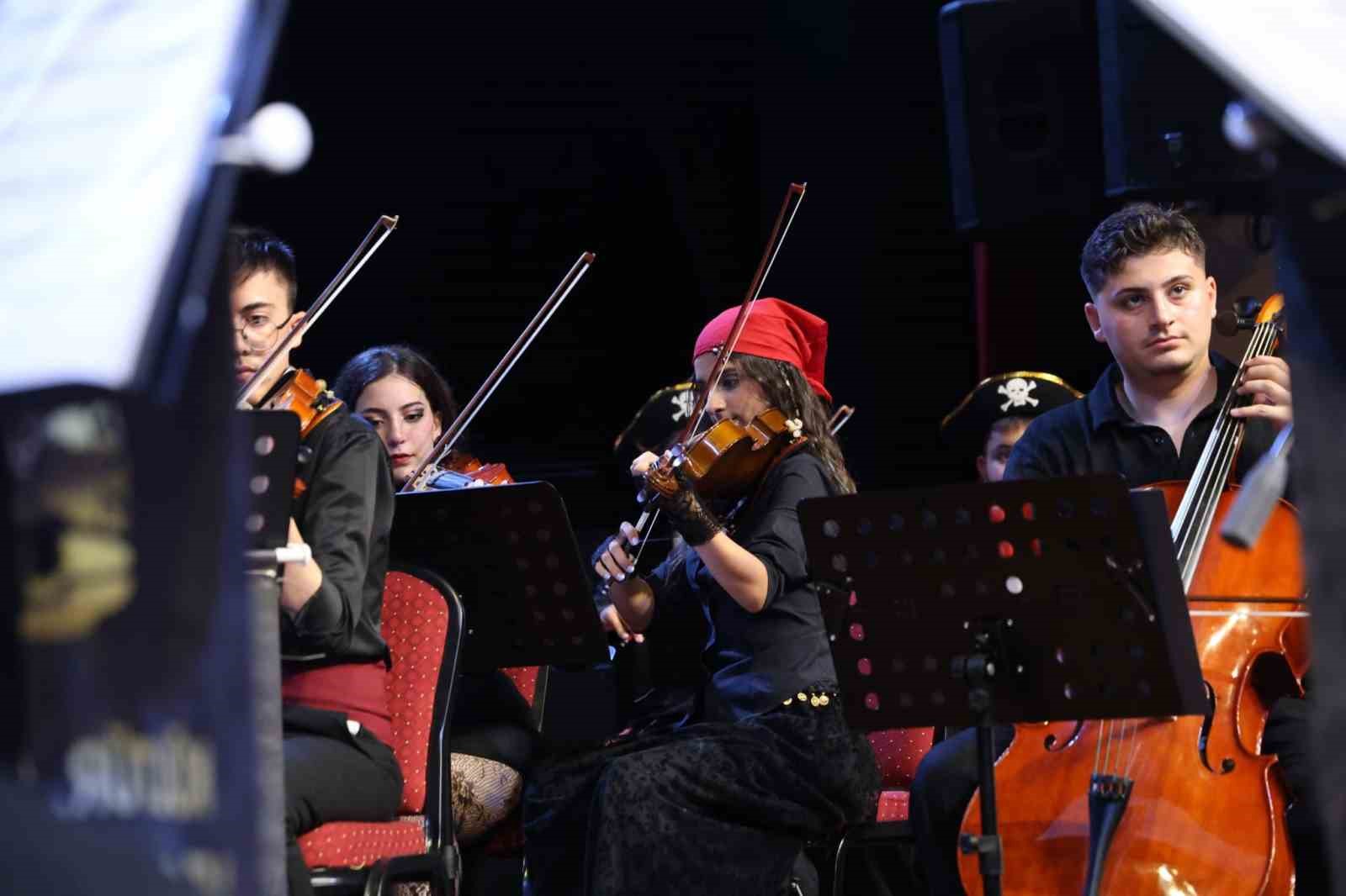 Atakum’da Çocuk ve Gençlik Orkestrası, Ata Sahne’de ilk konserini verdi