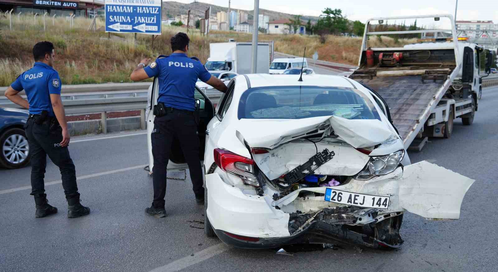 43 ilin bağlantı noktasında yaz tatili hareketliliği: Kaza trafiği durma noktasına getirdi