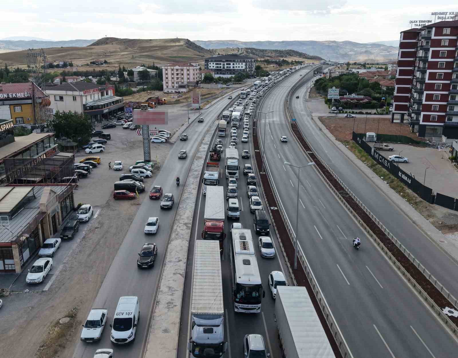43 ilin bağlantı noktasında yaz tatili hareketliliği: Kaza trafiği durma noktasına getirdi