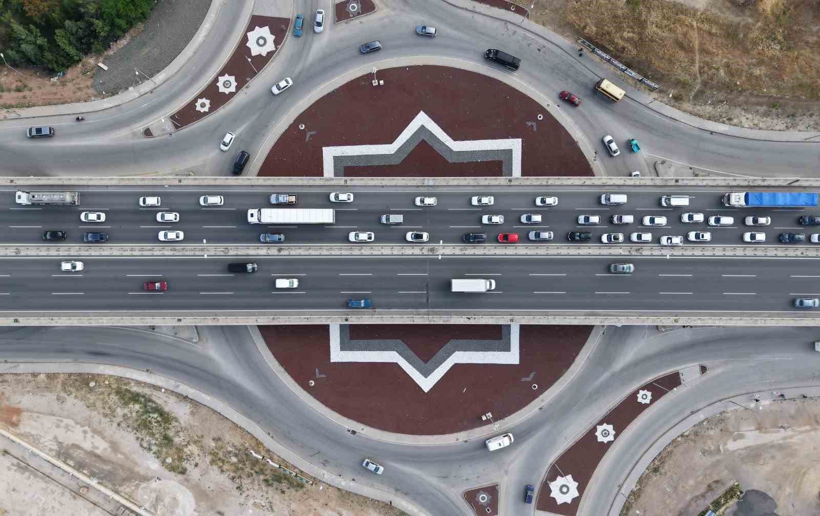 43 ilin bağlantı noktasında yaz tatili hareketliliği: Kaza trafiği durma noktasına getirdi
