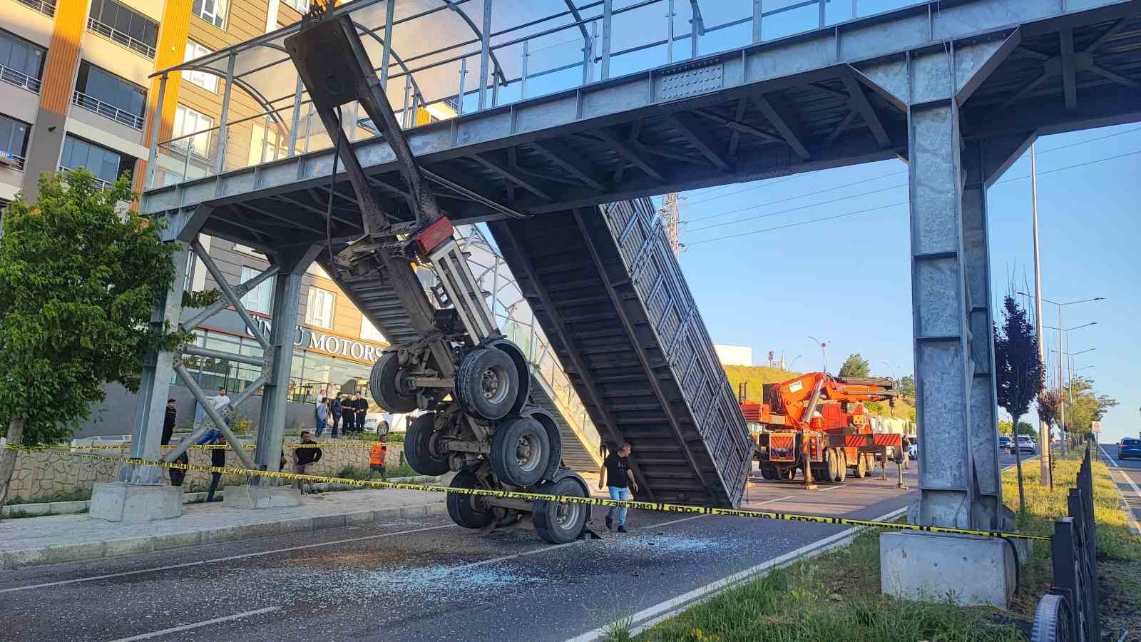 Yozgat’ta tırın dorsesi üst geçide takıldı