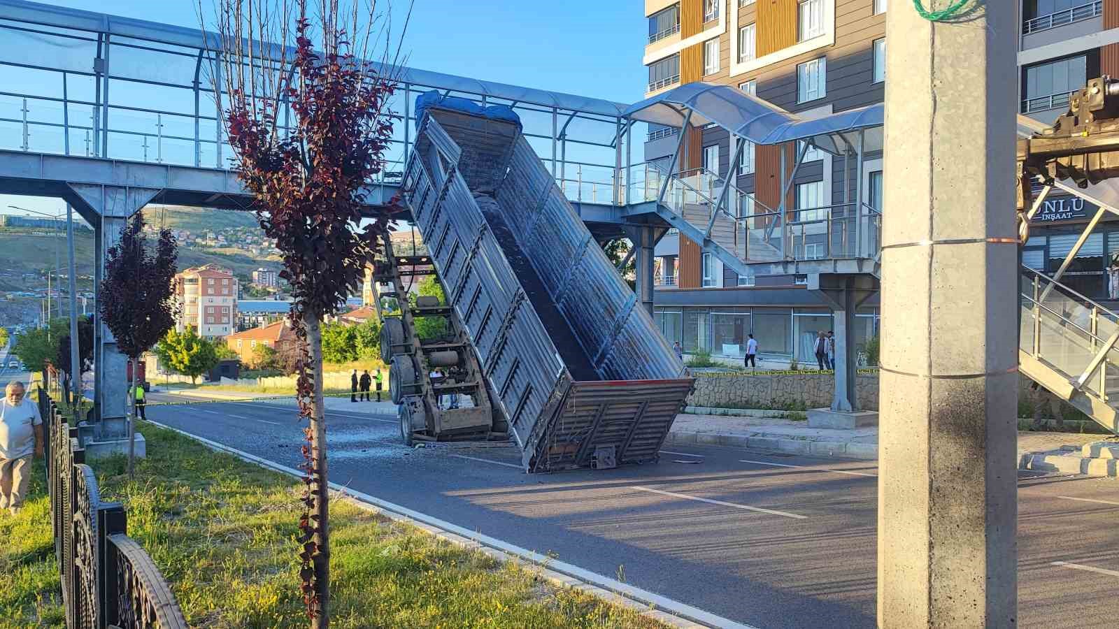 Yozgat’ta tırın dorsesi üst geçide takıldı