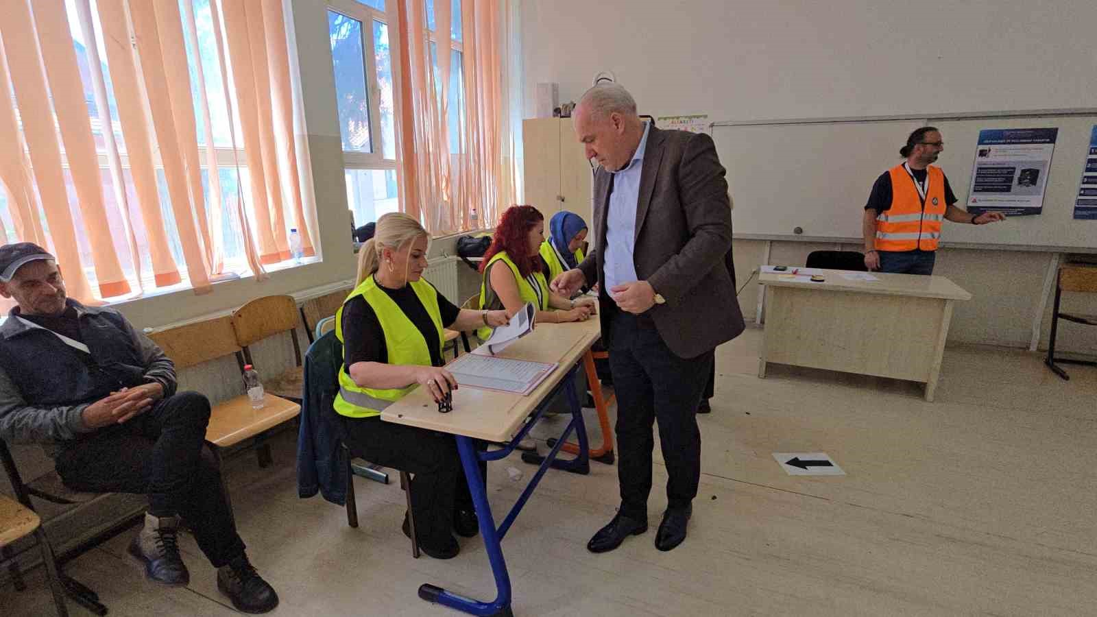 Kosova’daki genel seçimlerde Başbakan Kurti’nin partisi yüzde 47,13 oyla birinci oldu